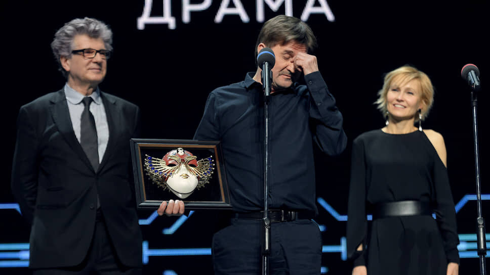 Юрий Бутусов (в центре), ставший лауреатом в номинации "Драма/работа режиссера" за спектакль "Дядя Ваня", 2018 год.📷Фото: Глеб Щелкунов / Коммерсантъ