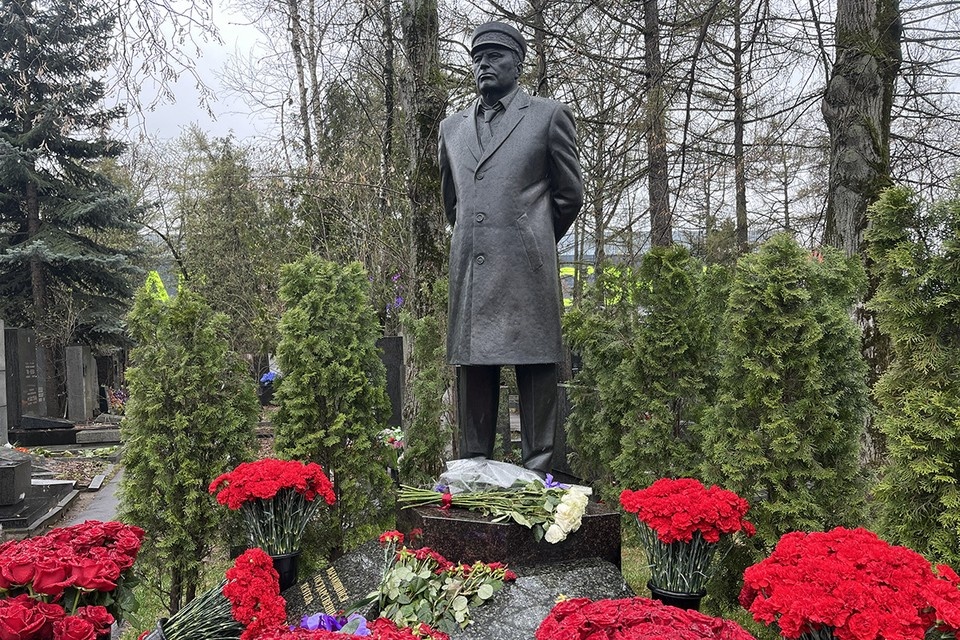    Статуя Владимира Жириновского на могиле политика Карина АЛЕКСАНДР