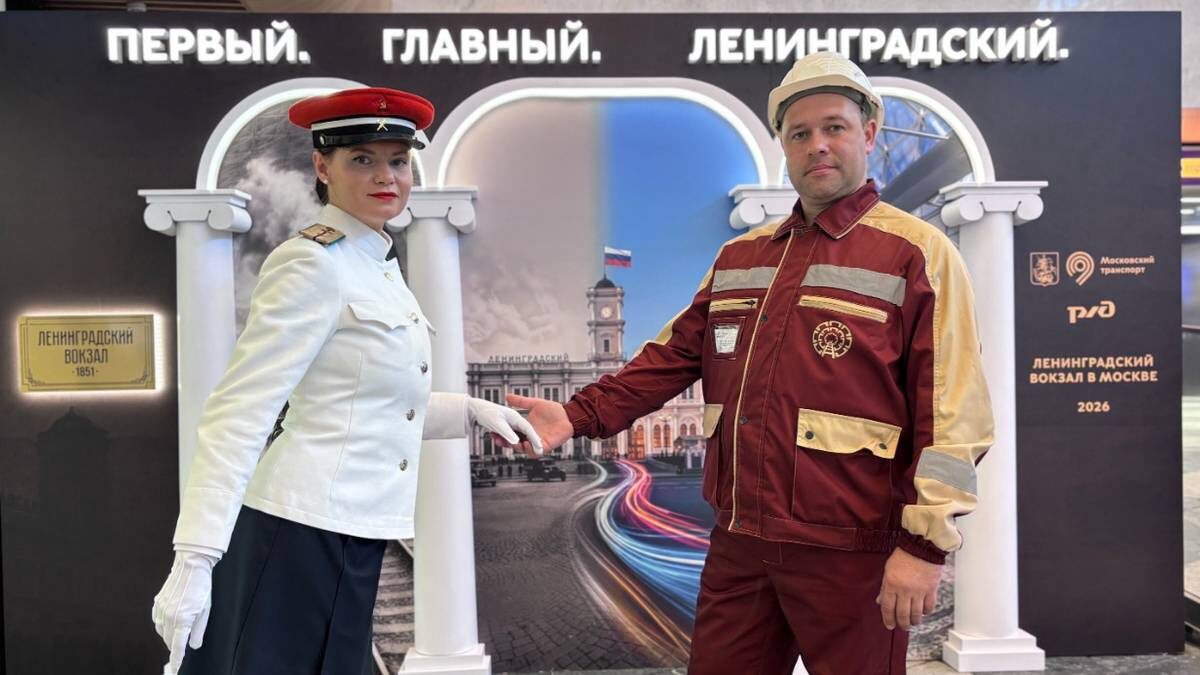    Реконструктор «Московского метро» Марина Чалых и начальник участка монтажа подъемно-транспортного оборудования Сергей Бурцев / Фото: Василиса Чернявская / Вечерняя Москва