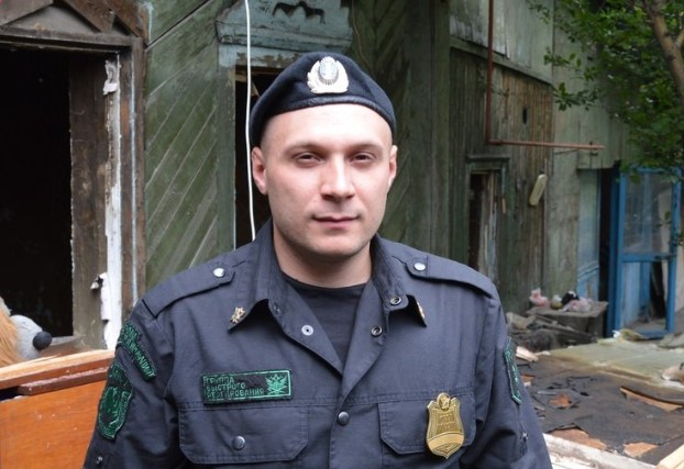 В 4 утра Ярослава с женой разбудила собака. Через несколько минут он уже вытаскивал чужих детей из горящего дома
