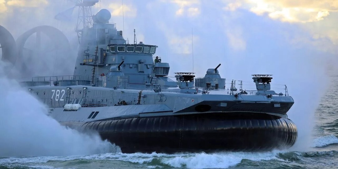 Самый большой корабль на воздушной подушке: водоизмещение 555 тонн, 111 км/ч и три танка на борту