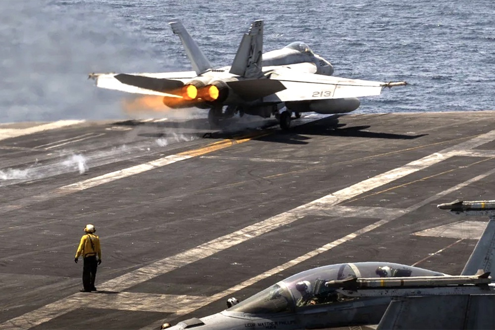    Истребитель ВМС США взлетает с борта авианосца USS Abraham Lincoln в Аравийском море. / Центральное командование США