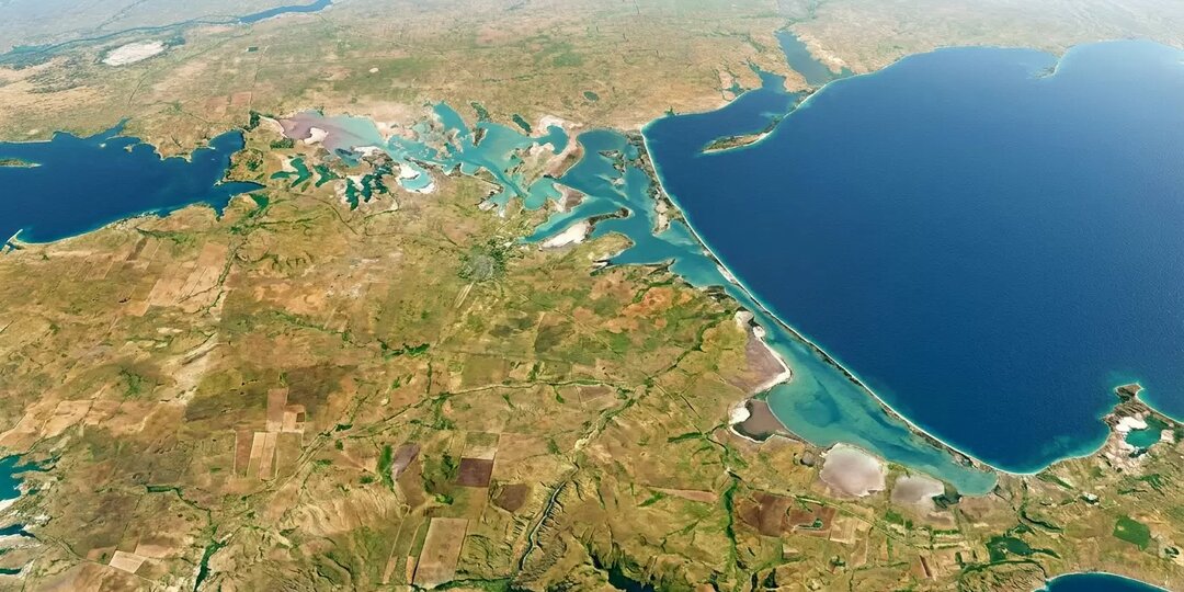 «Гнилое море» Крыма: залив Сиваш заканчивается не берегом, а каймой из соли и илистой корки