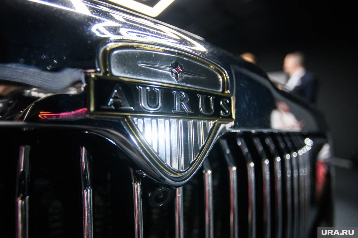     Один из автомобилей, на котором будут перемещаться ВИПы на ВФМ - Aurus Senat