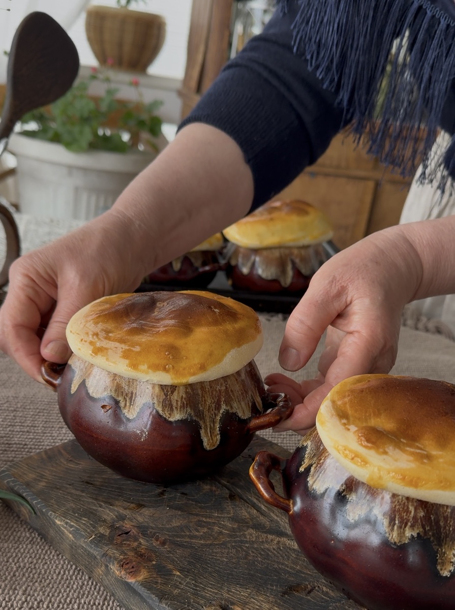 Мясо с картошкой в горшочке с шапочкой из теста