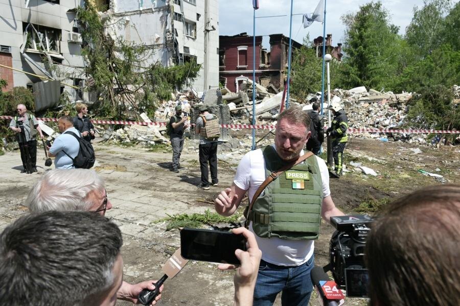    Представители СМИ из 19 стран на месте трагедии в Старобельске в ЛНР. / РИА Новости, Евгений Биятов