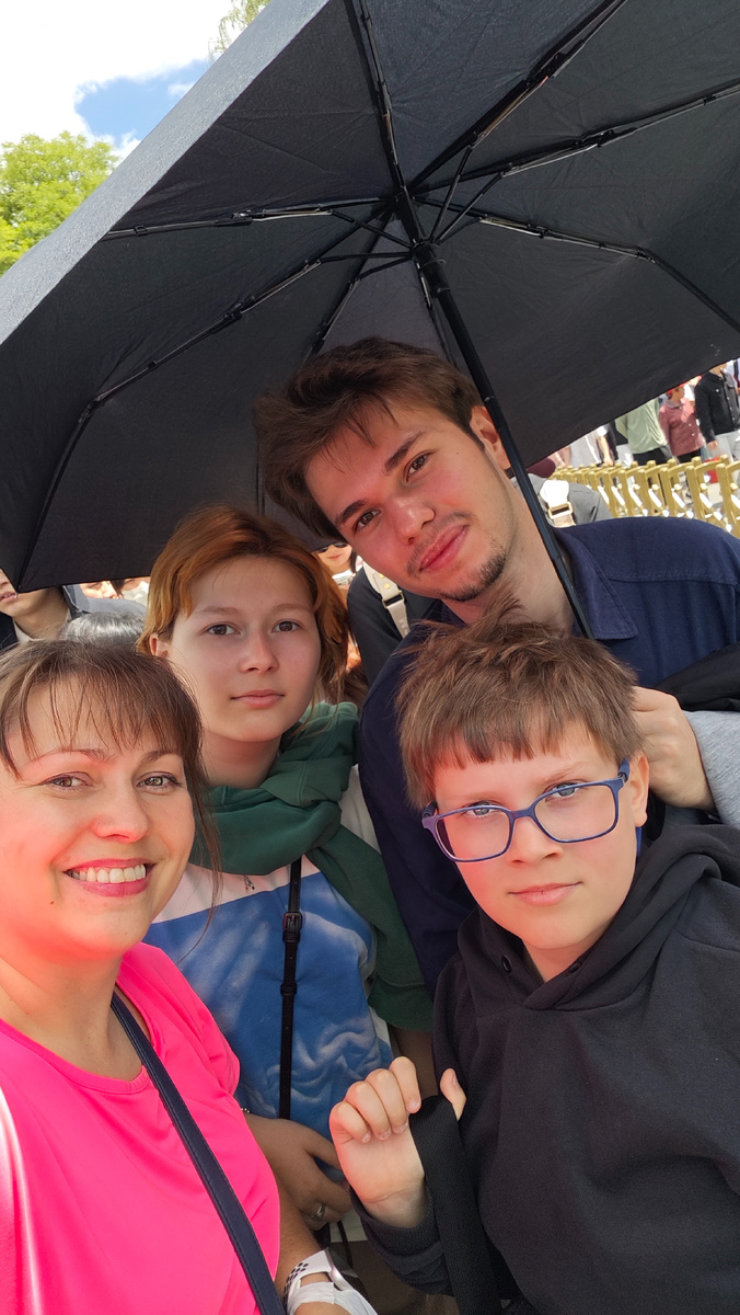 Это мы в очереди прячемся от солнца. 