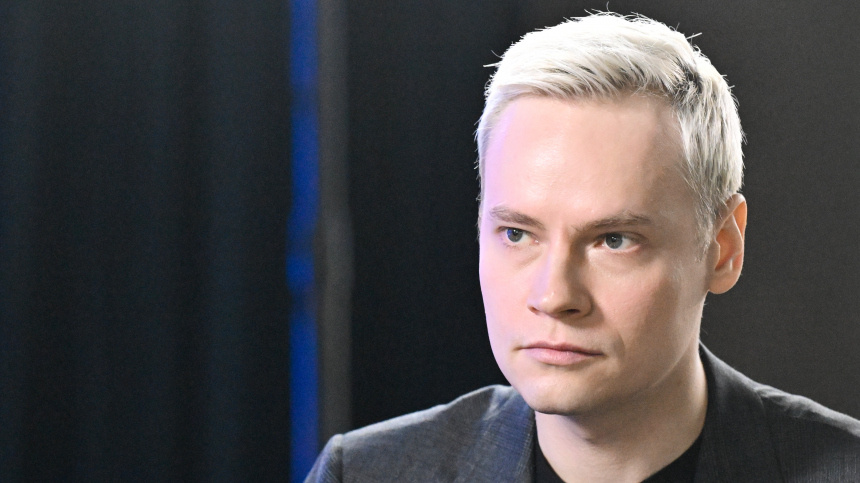 «Иду до конца»: SHAMAN снова появился с папкой с именами тех, кто хотел его молчания