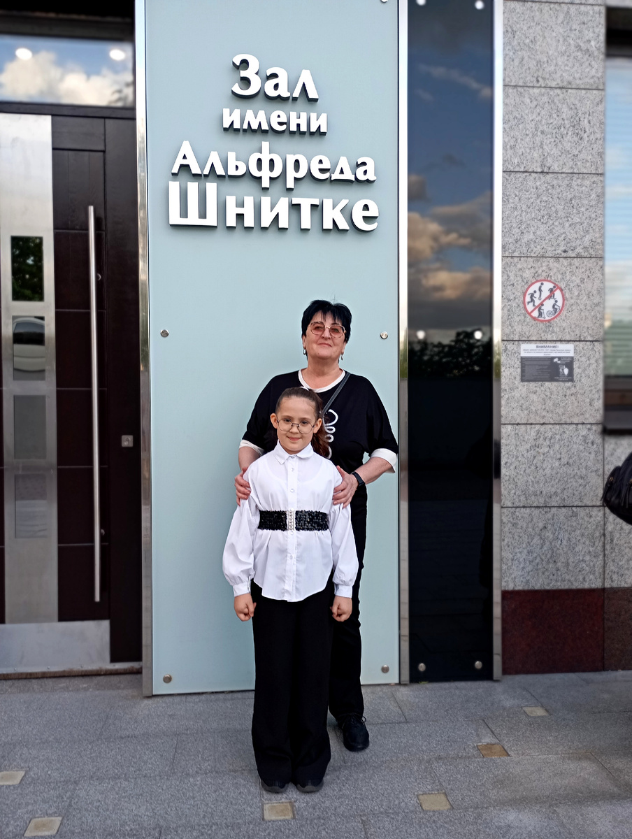 Маша со своим педагогом по классу фортепиано Галиной Арсеньевной Савченко.
