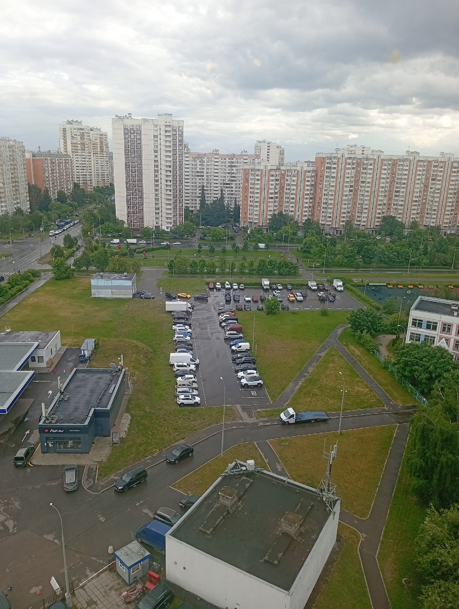 Парковка возле дома автора. День, но мест практически нет. А вокруг парковки полно пустого места.