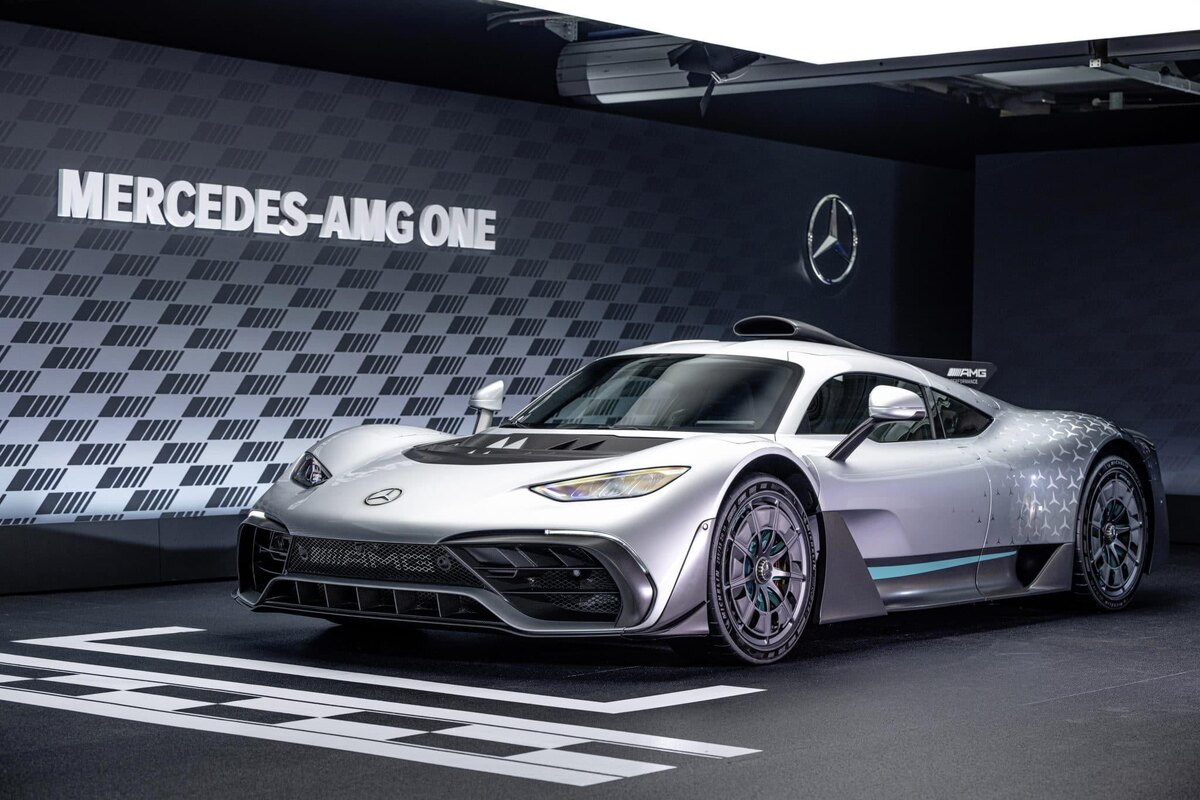 Mercedes-AMG One — это гиперкар, который практически перенёс технологии Formula 1 на обычные дороги.
Автомобиль сочетает гибридную силовую установку от болида F1, экстремальную аэродинамику и невероятную динамику.
