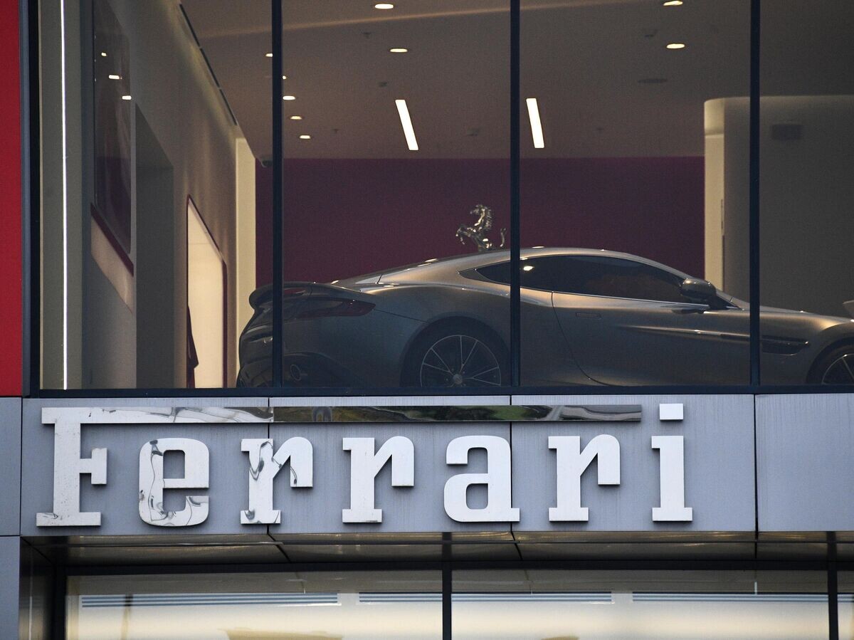    Логотип итальянского производителя автомобилей Ferrari в автосалоне в Москве© РИА Новости . Евгений Биятов