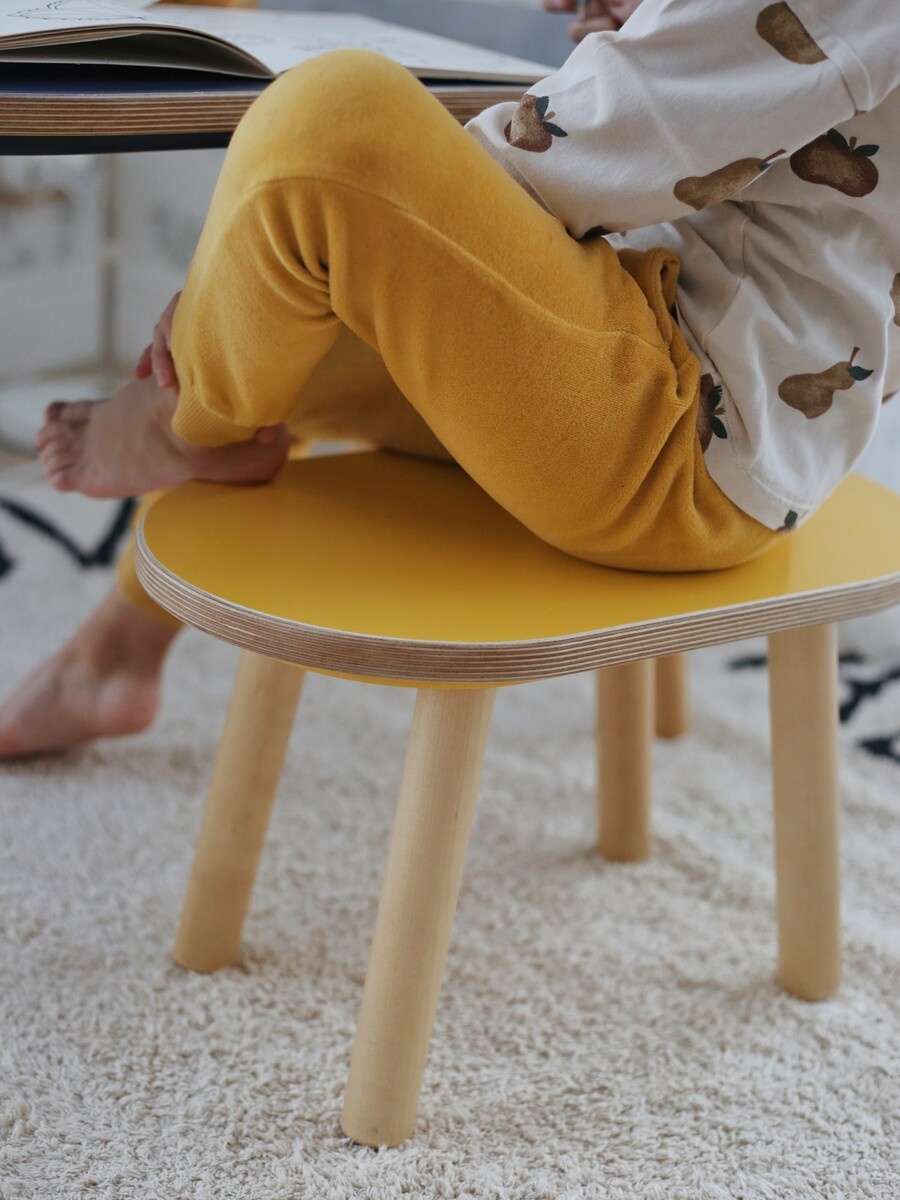На фото: Табурет Montessori; Ковер Lorena Canals