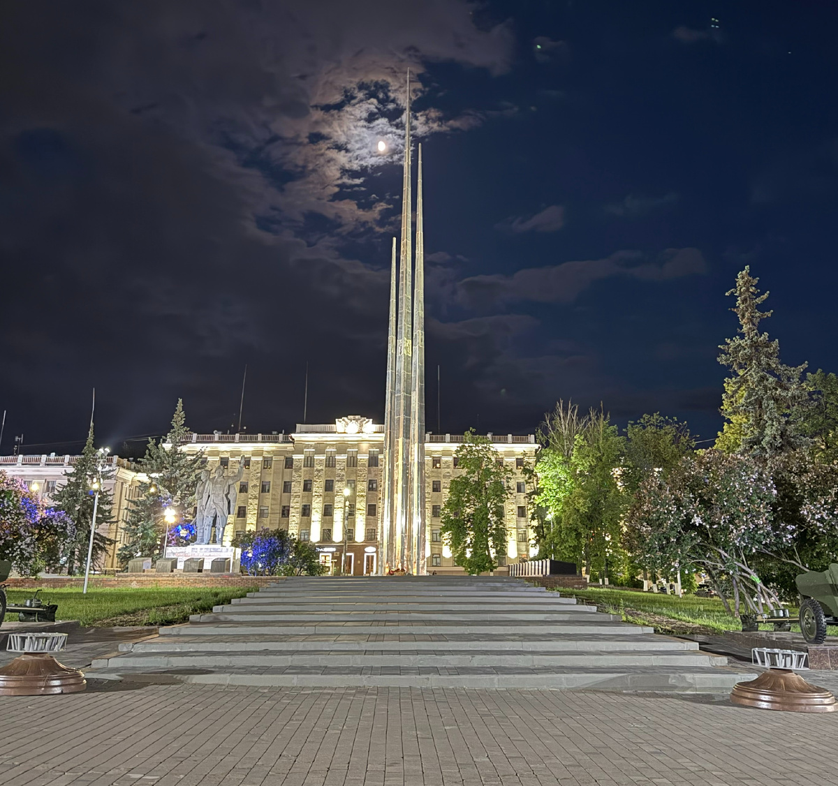 Фото ступени монумента.