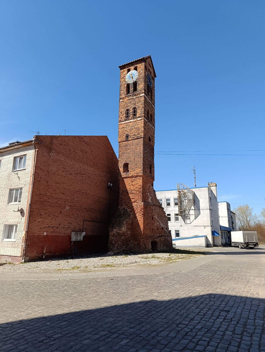 Сохранившаяся квадратная башня замка Рагнит (фото автора)