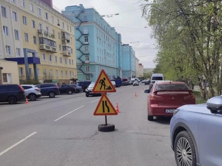     подрядчик уже устанавливает дорожные знаки. фото: пресс-служба администрации Мурманска.