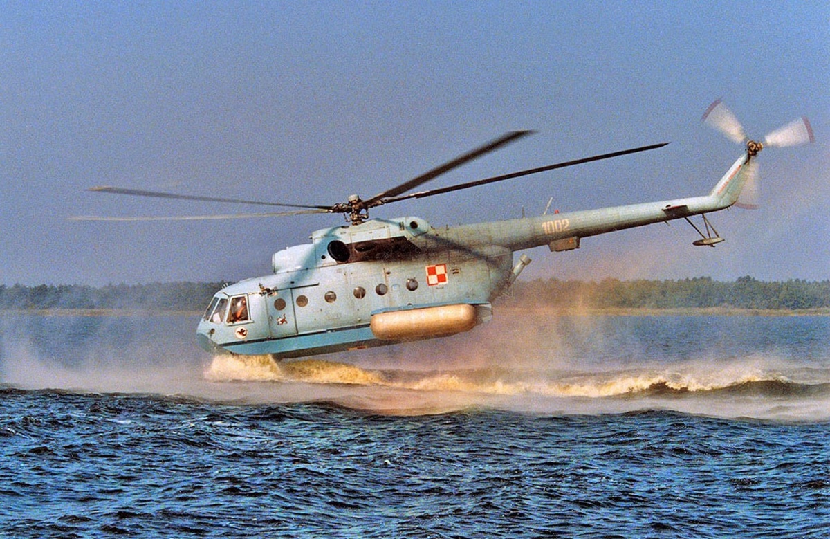 Довольно хулиганский взлет Ми-8т над водой.