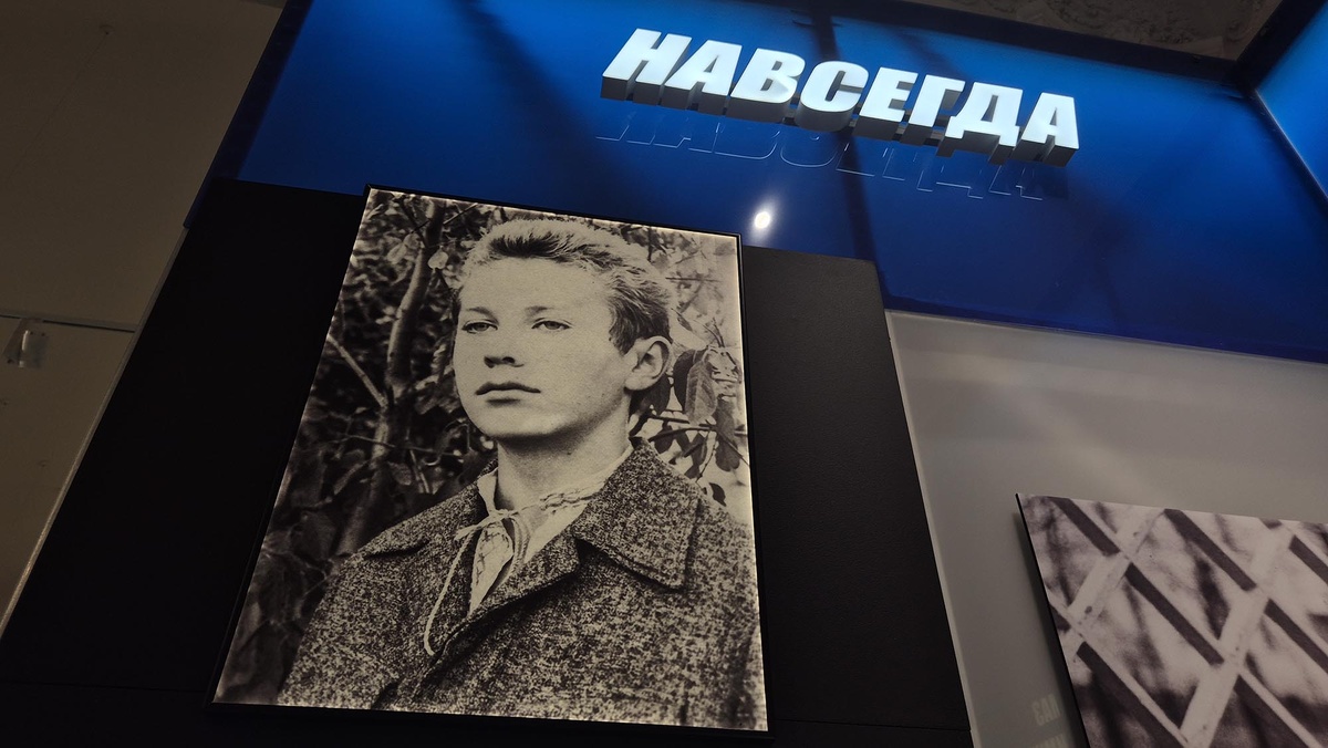 На выставке много фотографий и предметов из детства Владимира Вольфовича. Листайте галерею, чтобы увидеть еще фото