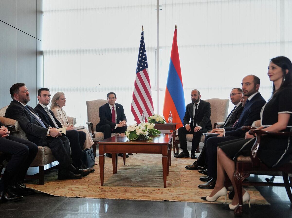 Госсекретарь США Марко Рубио и глава МИД Армении Арарат Мирзоян во время встречи | © reuters / julia demaree nikhinson