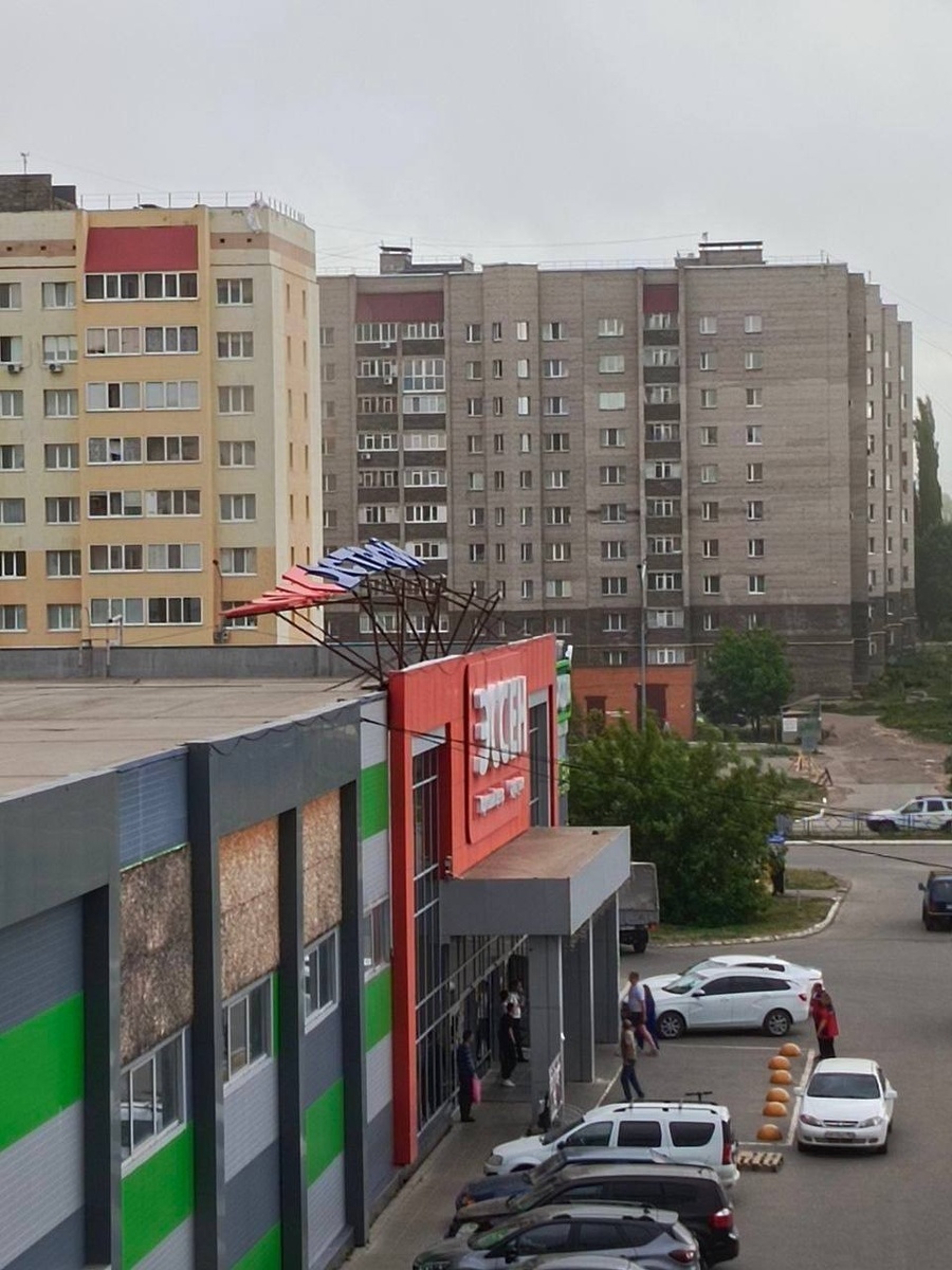    Ветер погнул вывеску ТЦ. Фото: соцсети