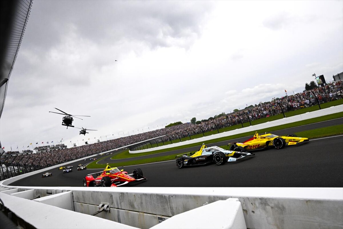 Прогревочный круг перед 110-й гонкой «500 миль Индианаполиса»Фото: IndyCar  📷
