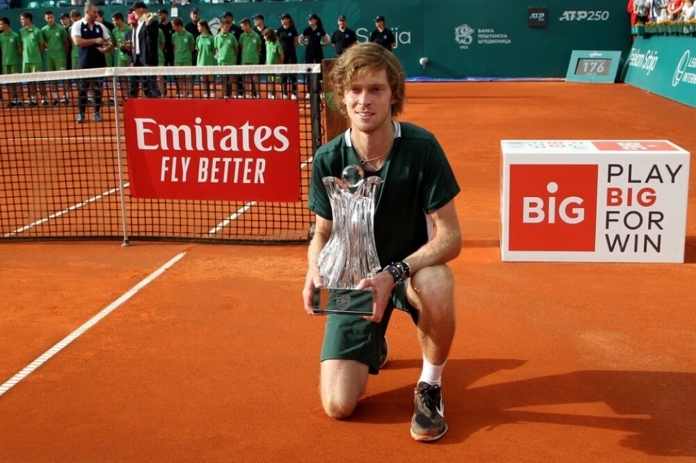    Андрей Рублев (Россия), победивший в финальном матче теннисного турнира Serbia Open Новака Джоковича (Сербия), на церемонии награждения. Фото: РИА Новости/ Александар Джорович