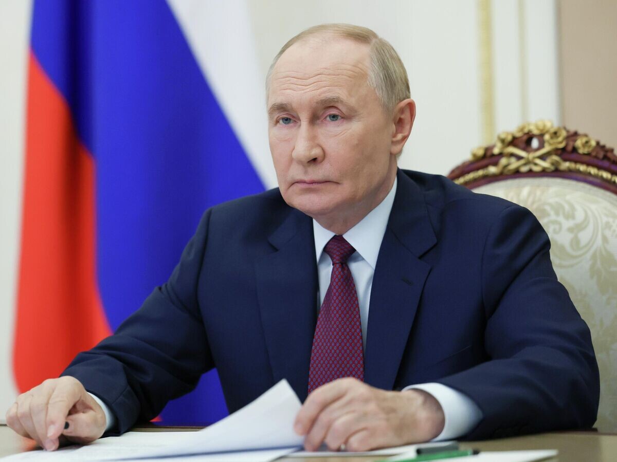    Президент РФ Владимир Путин проводит по видеосвязи совещание с членами правительства РФ© РИА Новости . Вячеслав Прокофьев