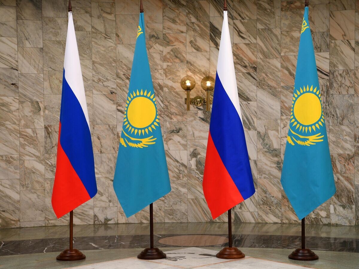    Государственные флаги РФ и Казахстана© РИА Новости . Алексей Майшев