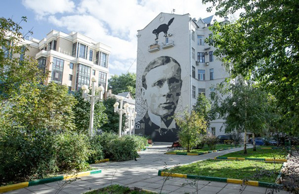 Мурал в виде портрета Михаила Булгакова на торце дома в Большом Афанасьевском переулке (фото Елена Солодовникова) 