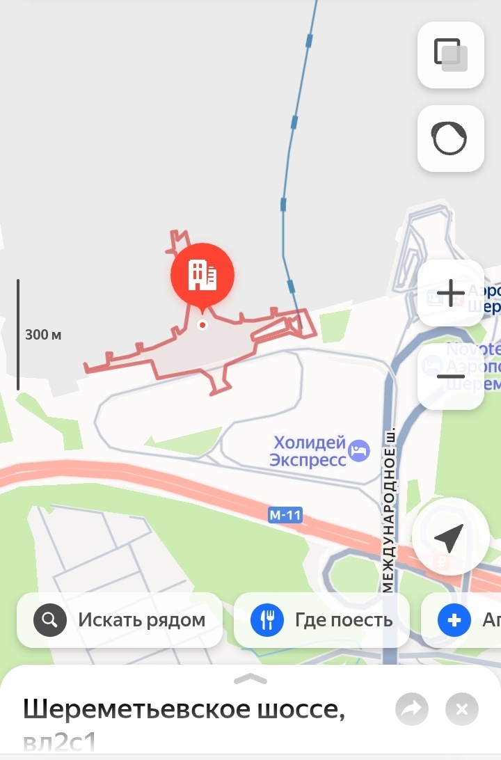 Одно из южных зданий имеет форму самолёта. Оттуда же.