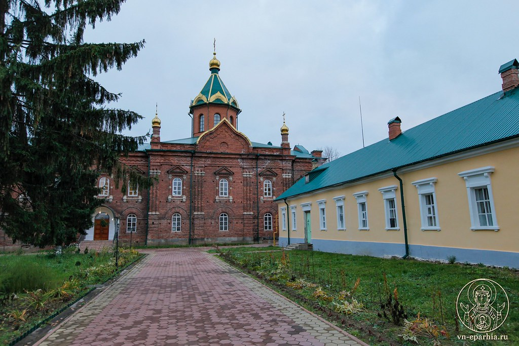 Источник фото: https://boreparhia.ru/2017/10/24/mitropolit-lev-i-episkop-borovichskij-i-pestovskij-efrem-osvyatili-xram-svyato-duxova-monastyrya-borovichskoj-eparxii/2/