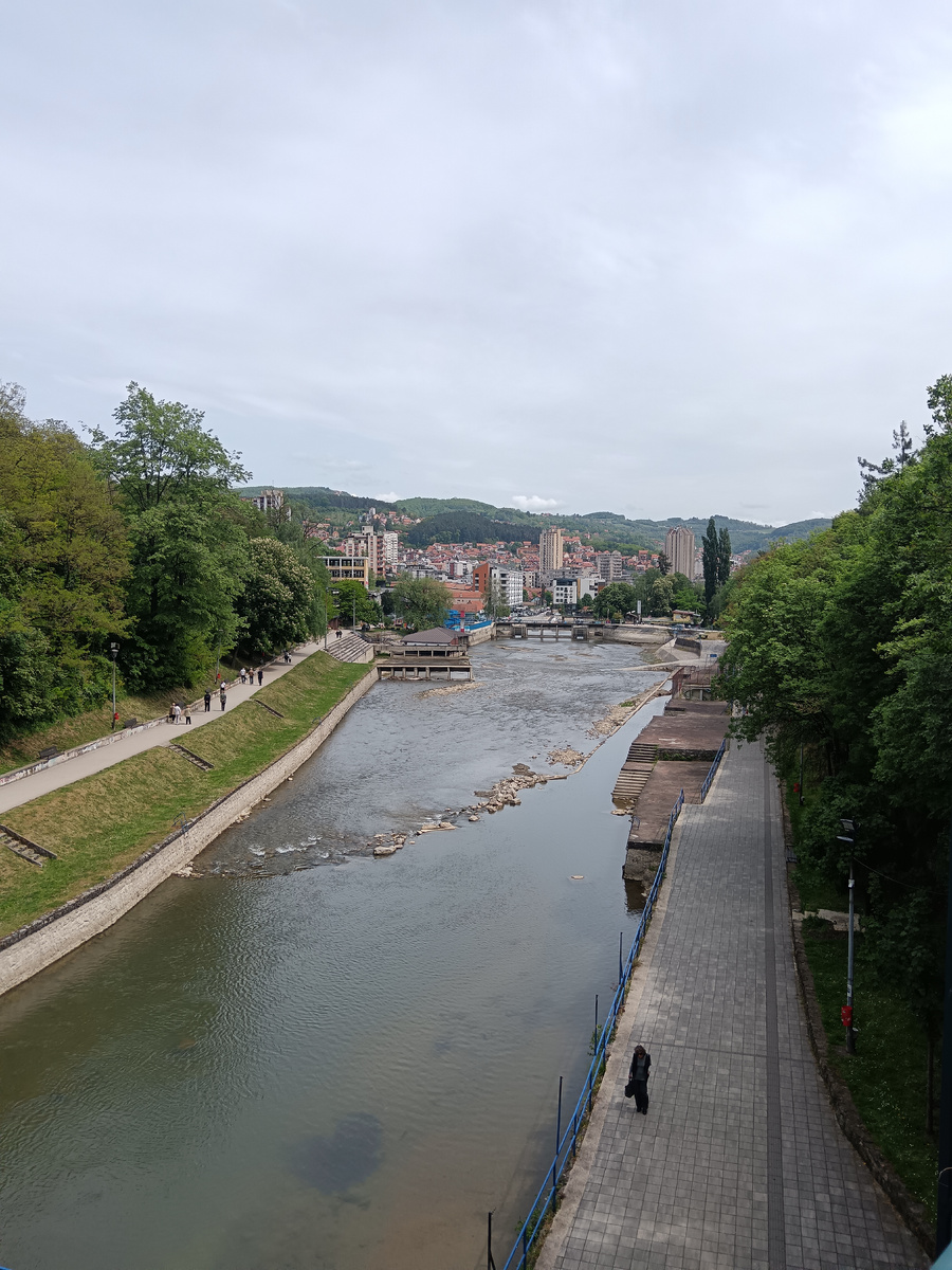 Вид сверху на набережную в Ужице. Фото автора.