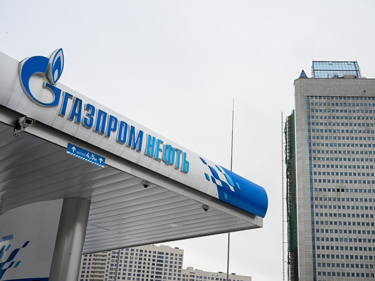   Здание компании "Газпром" и автозаправочная станция "Газпромнефть" на улице Наметкина в Москве© РИА Новости . Рамиль Ситдиков