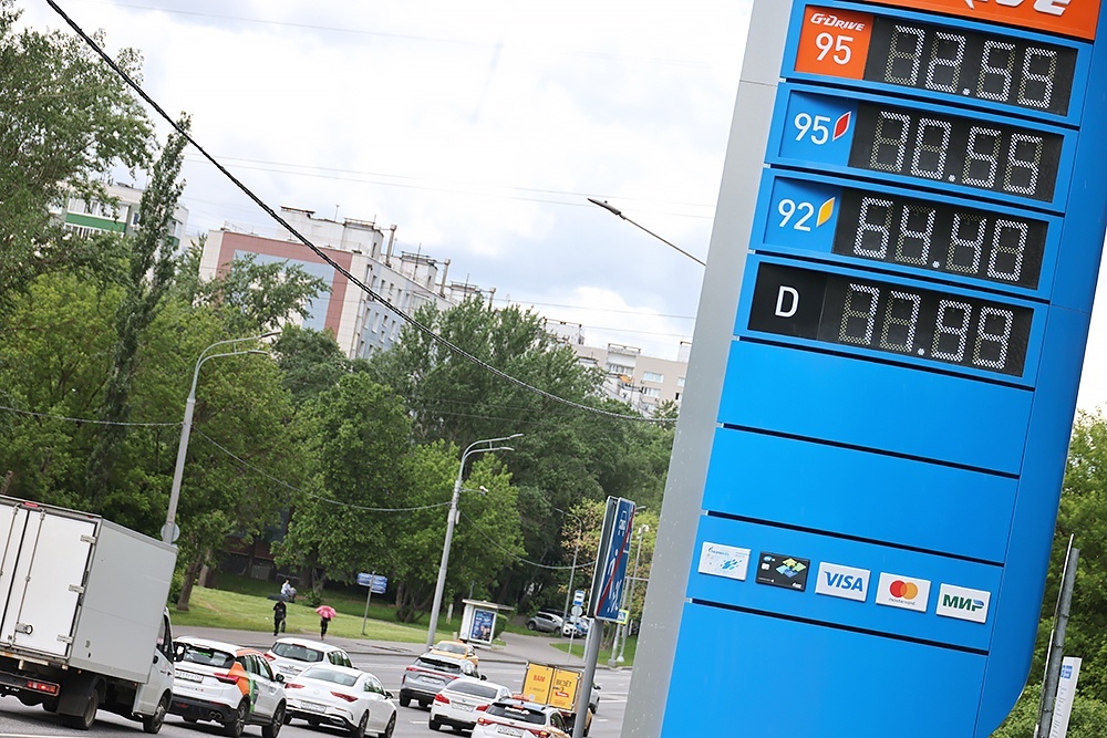    Рост цен на бензин и дизельное топливо в столице резко ускорился на прошлой неделе. / Сергей Михеев