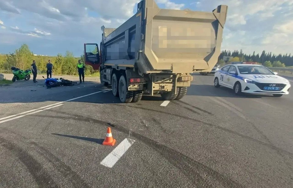    Место столкновения мотоцикла и грузового автомобиля на объездной дороге Томска. Фото: УМВД России по Томской области