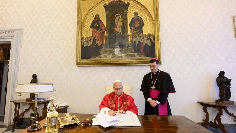 Папа Лев XIV подписывает «Magnifica humanitas». Предоставлено: Vatican Media.