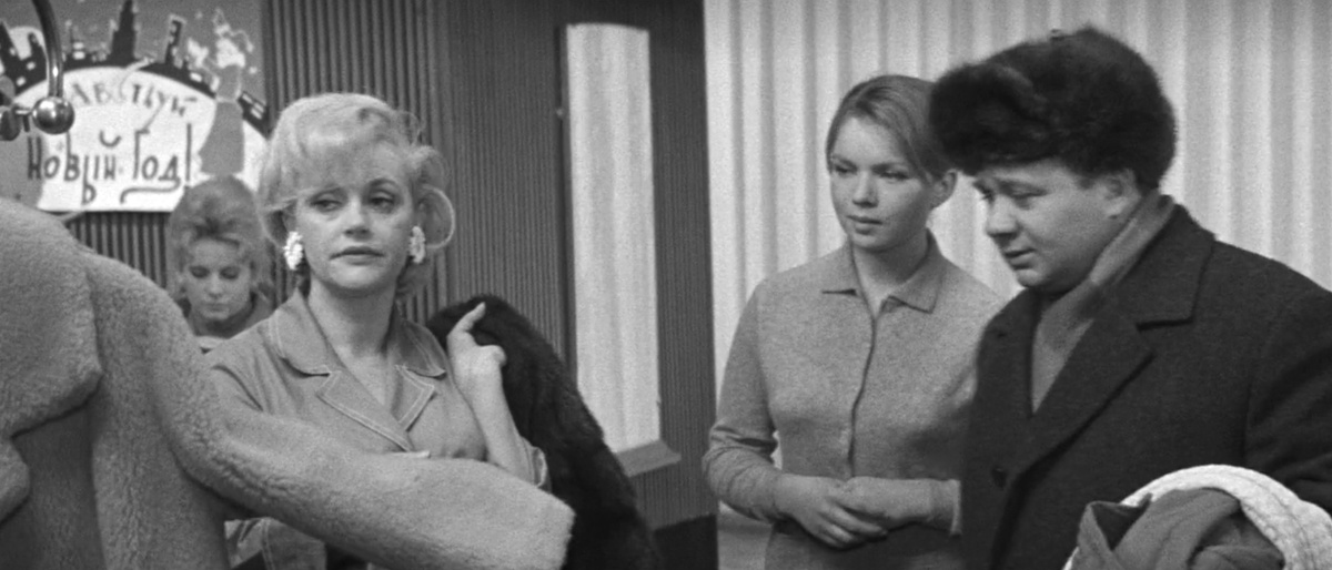 Кадр из кинофильма "Зигзаг удачи", 1968 г., режиссер Эльдар Рязанов, Фёдор Хитрук, сценаристы Эмиль Брагинский, Эльдар Рязанов, композитор Андрей Петров (скриншот)