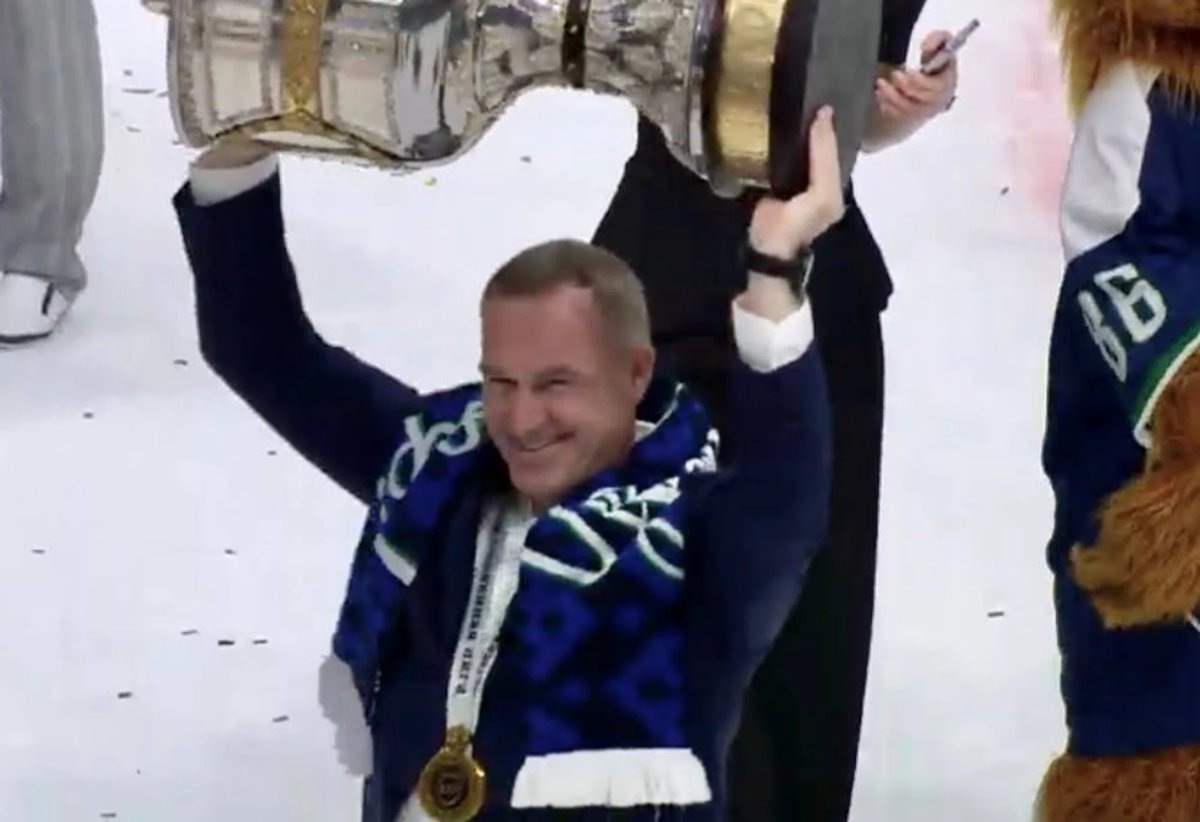    Губернатор Югры Руслан Кухарук поднимает над головой кубок Петрова
