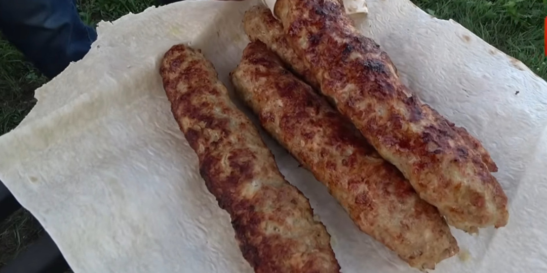 Запах дыма и сочное мясо: как приготовить люля-кебаб, чтобы они не упали с шампура — 3 правила идеальной формы