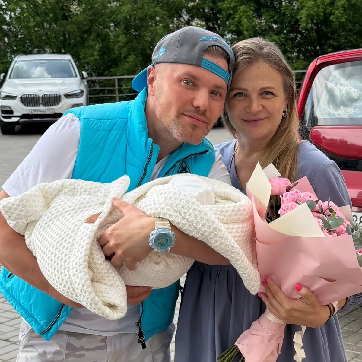    Саша Попов и Елена Жидкова с дочерьюСоцсети Саши Попова