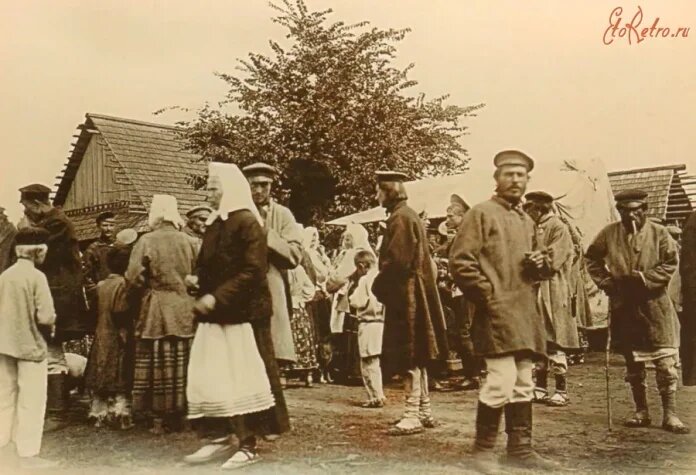 
Белорусские крестьяне на ярмарке в Минске.https://etoretro.ru/pic190004.htm?sort_field=image_date&sort=DESC