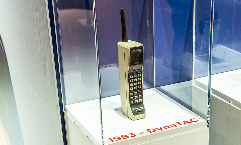 Первый мобильный телефон Motorola DynaTAC 1983 года