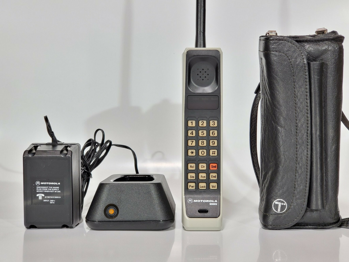  Первый мобильный телефон Motorola DynaTAC 8000X 1983 года рядом с базовой станцией 1G