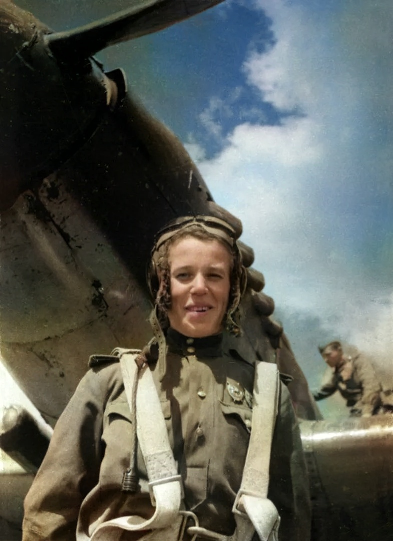На фото летчик-штурмовик Анна Александровна Егорова (1916-2009, совершила 277 боевых вылетов, Герой Советского Союза) из 805-го шап 230-й шад у самолета Ил-2, июнь 1943 г.