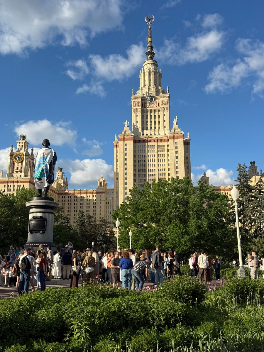 Памятник Михайло Ломоносову традиционно обряжают