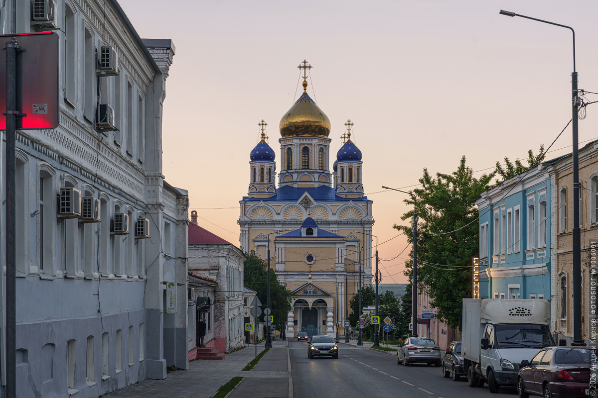 Улица Коммунаров и Воскресенский собор в Ельце