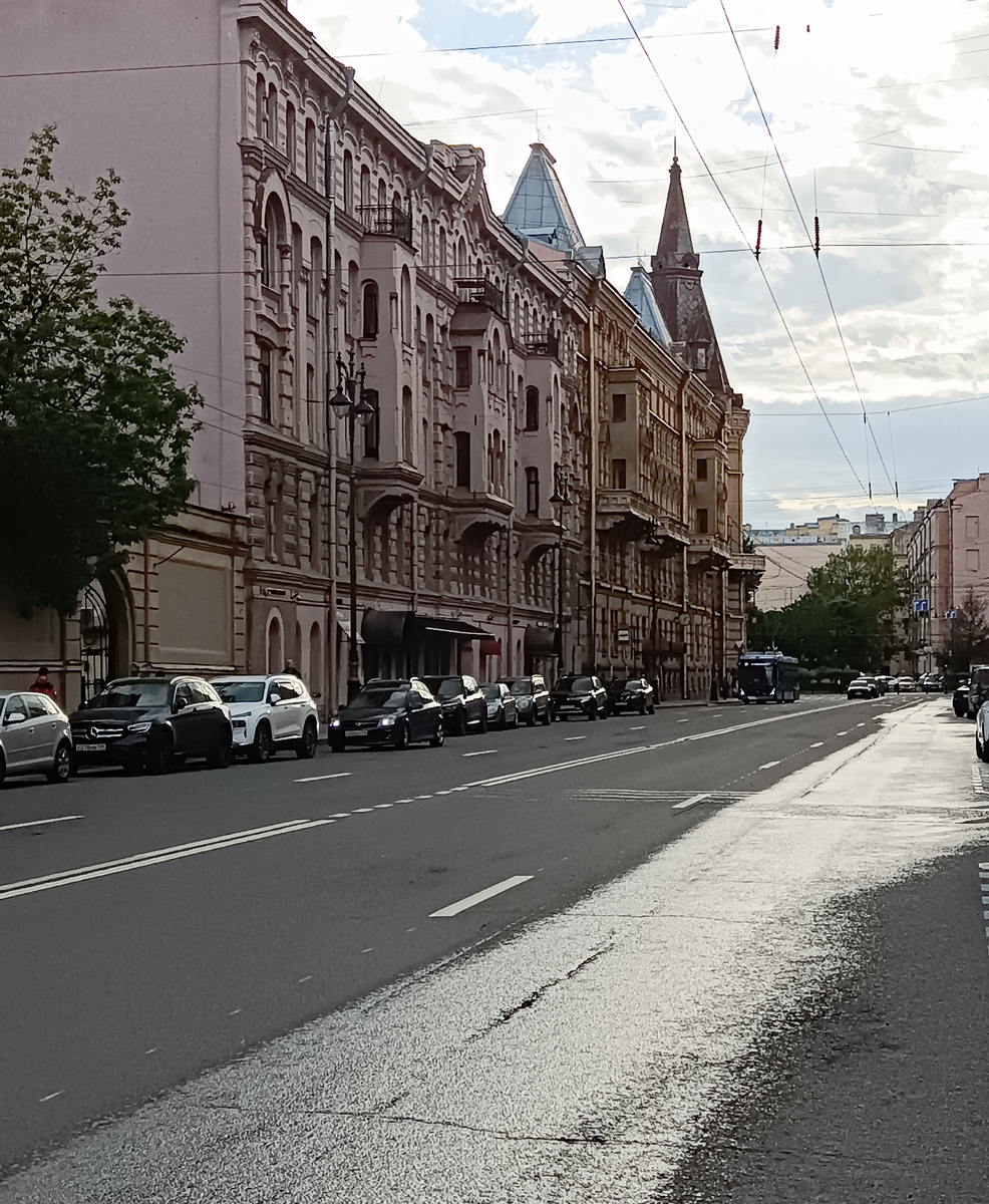 Кирочная улица,впереди Дом офицеров.