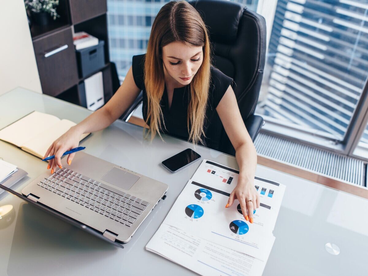    Девушка предприниматель изучает финансовые графики | © iStock.com / undrey