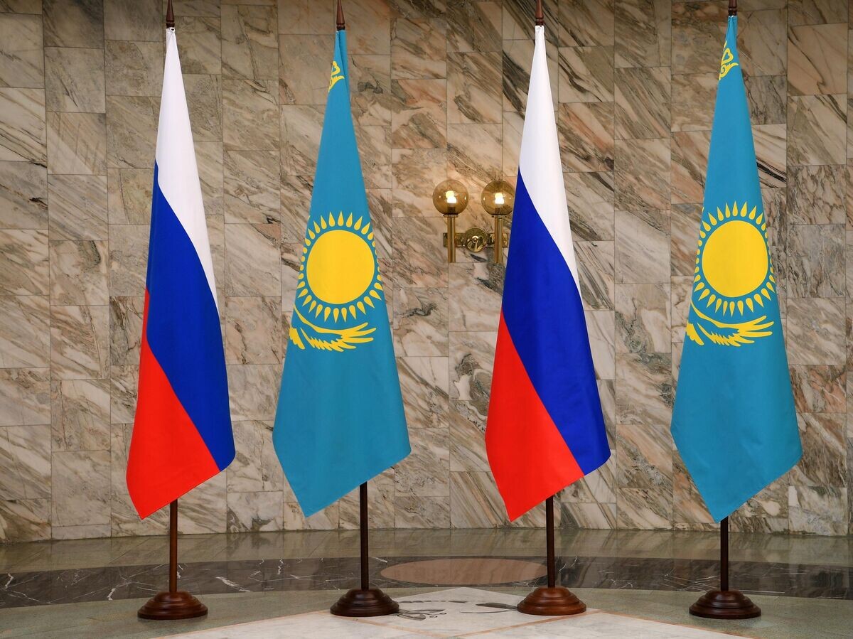    Государственные флаги РФ и Казахстана | © РИА Новости / Алексей Майшев