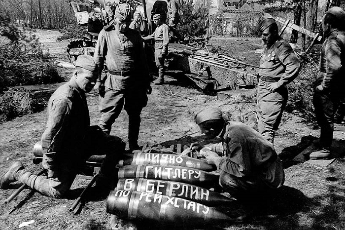 Советские воины подписывают снаряды "для Гитлера"